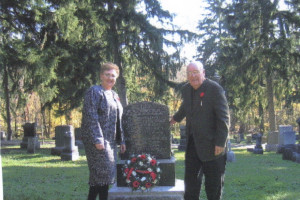 Ross Elsie Gertrude wreath laying 2005